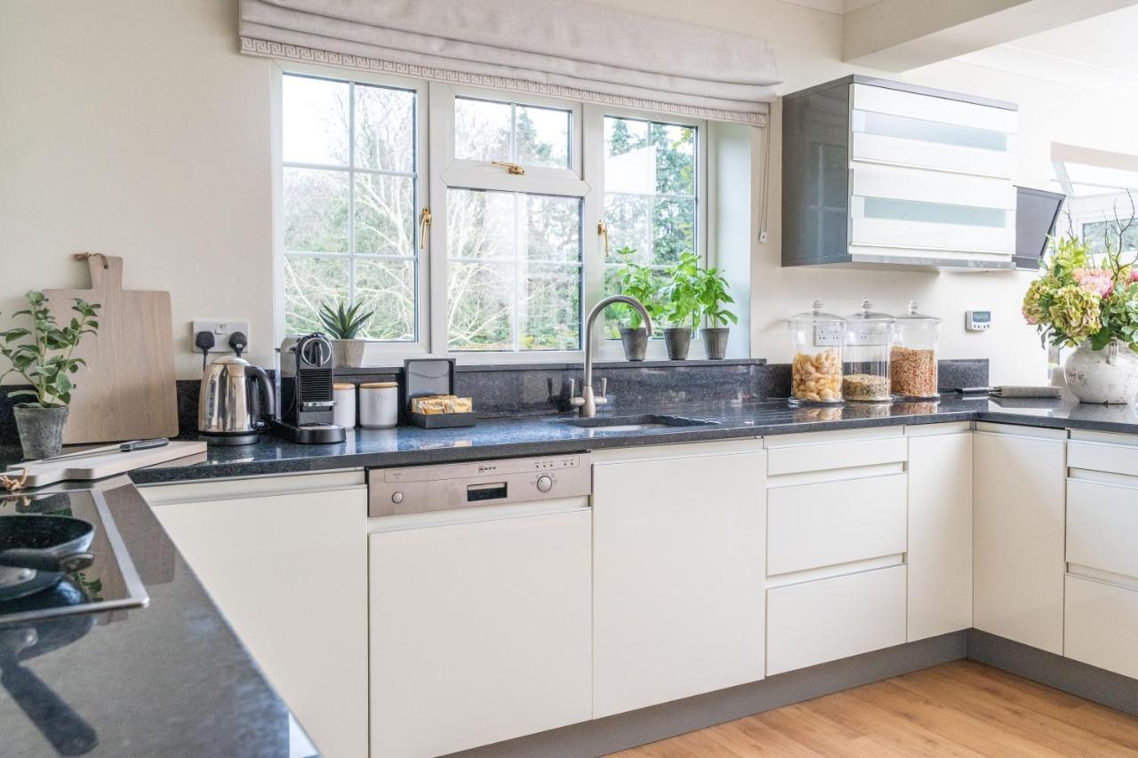 Monkey Island Estate - Small Luxury Hotels Of The World Bray Luaran gambar A modern kitchen