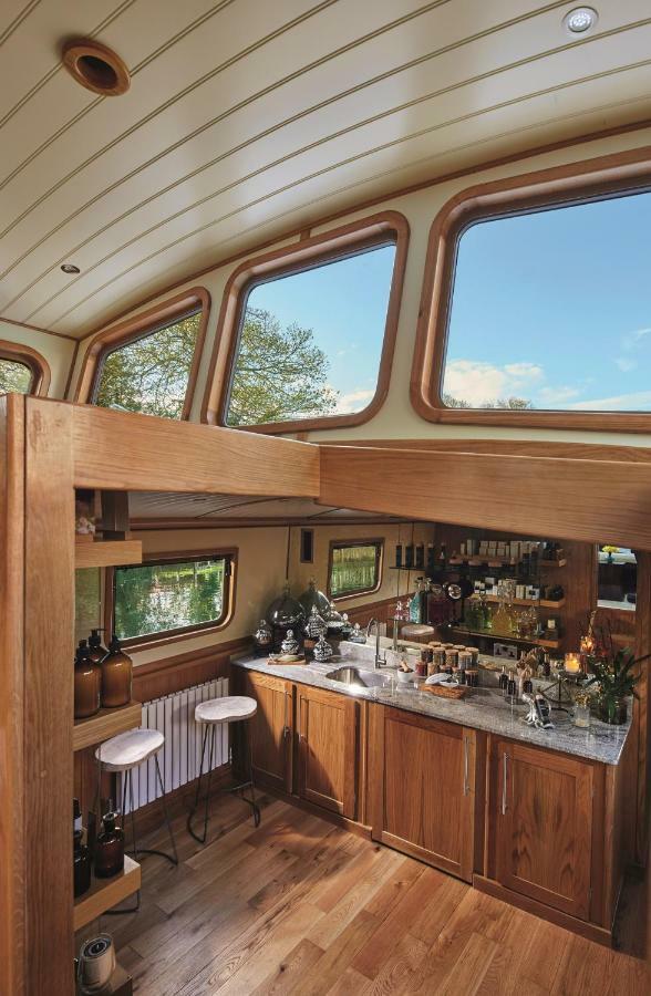 Monkey Island Estate - Small Luxury Hotels Of The World Bray Luaran gambar The interior of a narrowboat